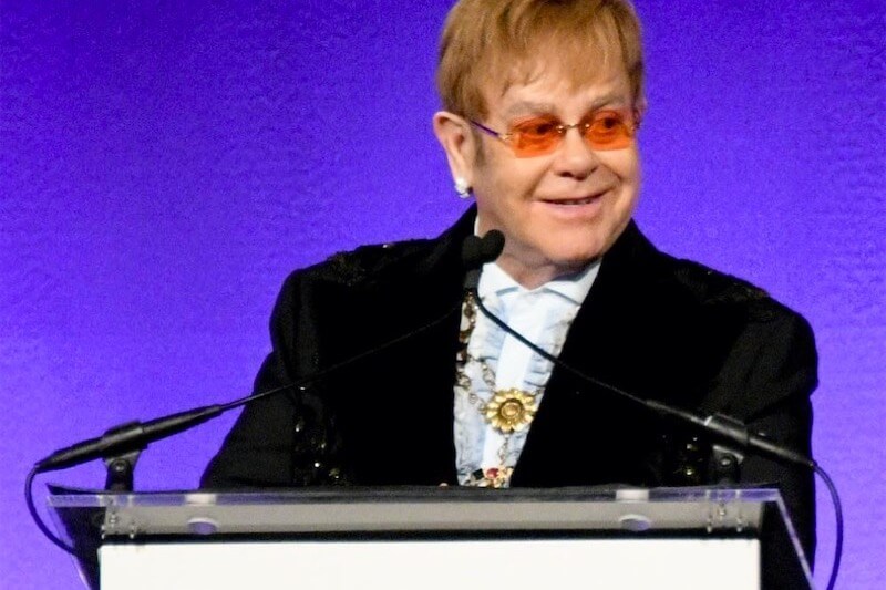Elton John ai propri fan: ‘donate per la ricerca contro l’AIDS/HIV,  iniziate il 2019 salvando una vita’