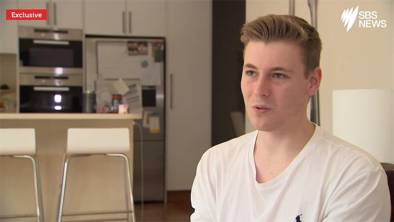 Adolescente fa coming out davanti a 1500 studenti: l'emozionante discorso e la standing ovation - video - Finn Stannard - Gay.it