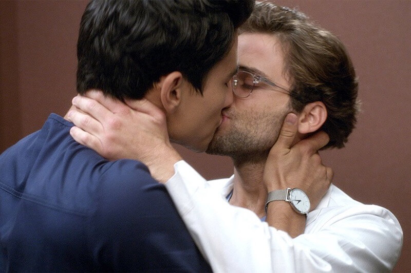 Grey’s Anatomy, primo bacio tra Nico e Levi - il video - Grey’s Anatomy - Gay.it