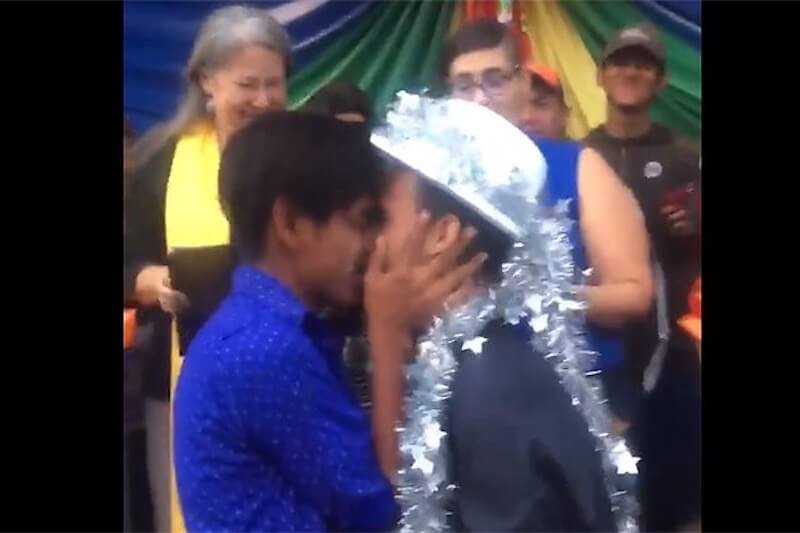 Pedro e Nehemian, in fuga dall’Honduras si sposano tra i migranti al confine con gli Stati Uniti – il video
