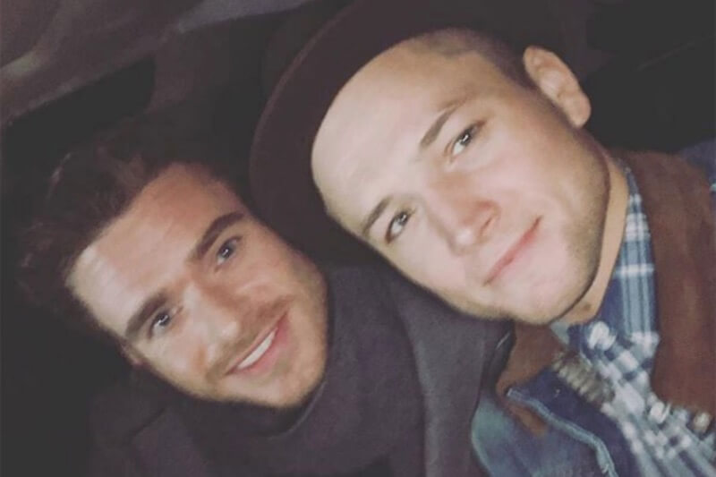 Taron Egerton rivela, ‘in Rocketman c’è una scena di sesso con Richard Madden’