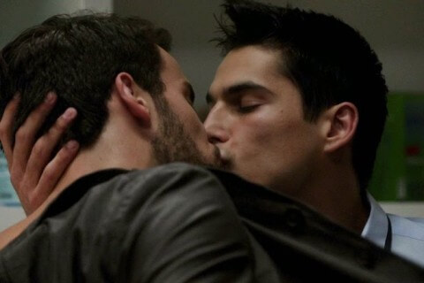 Coppia gay aggredita in un bar per un bacio, e la polizia dice loro di non baciarsi in pubblico - bacio centro - Gay.it