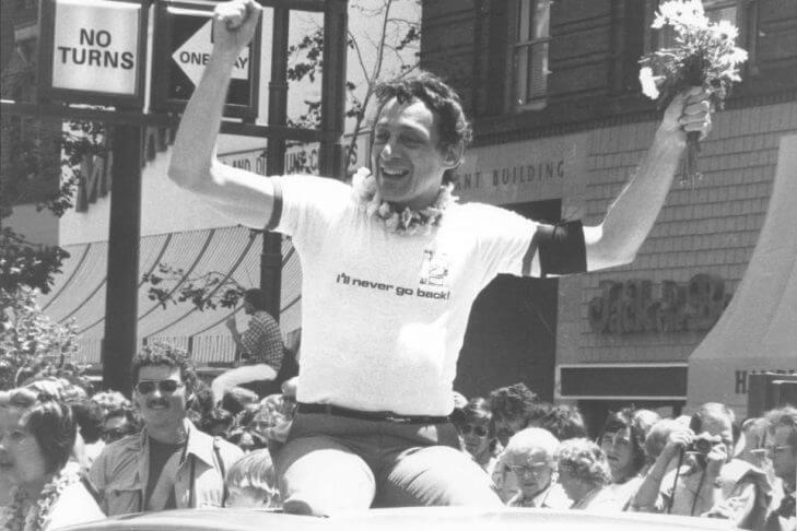 94 anni fa nasceva Harvey Milk, l'uomo che voleva "reclutarci tuttə" - milk 1 - Gay.it