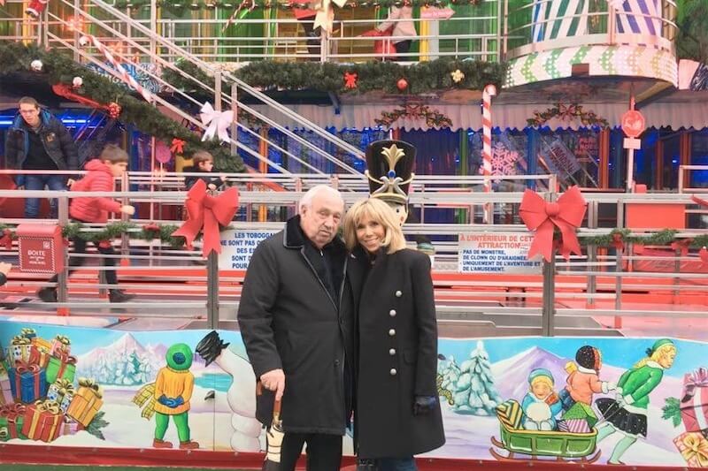 Brigitte Macron,  Première dame di Francia in posa con un omofobo – scoppia la polemica