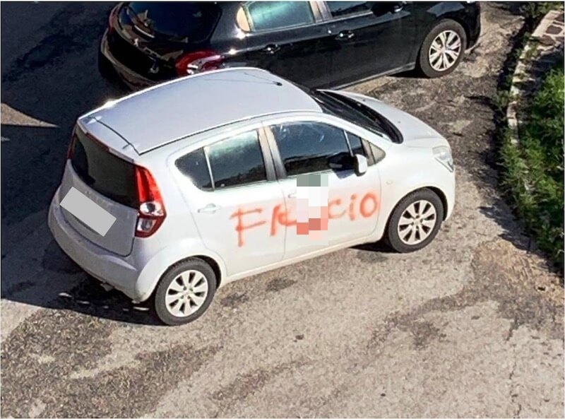 Campobasso, insulti omofobi sulla portiera dell’auto