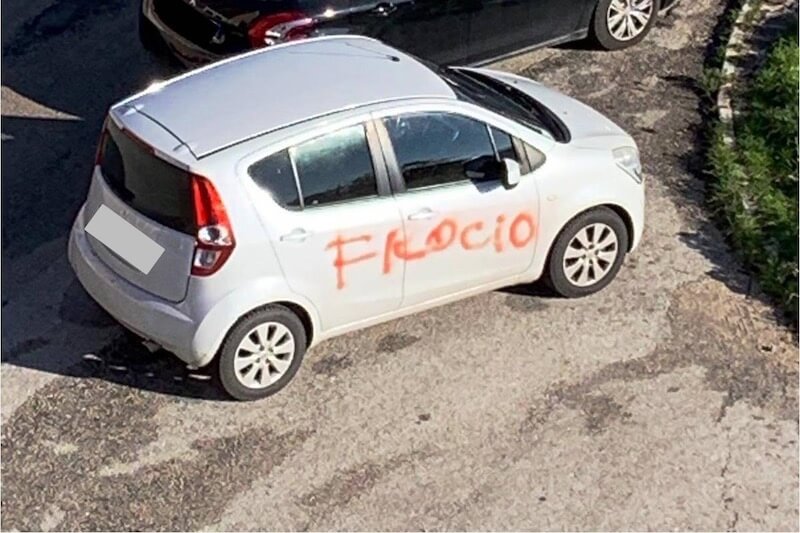 Campobasso, insulti omofobi sulla portiera dell'auto - Campobasso insulti omofobi sulla portiera dellauto - Gay.it