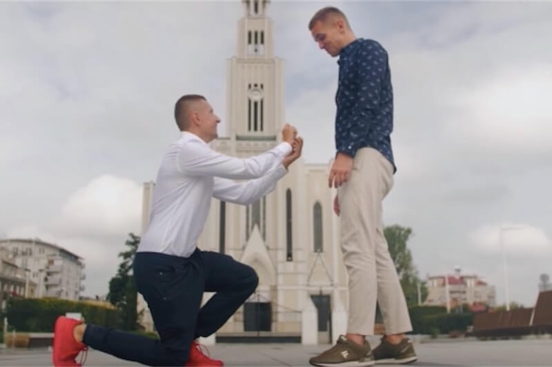 Coppia gay polacca finge 100 proposte di matrimonio in strada, la reazione dei passanti – video
