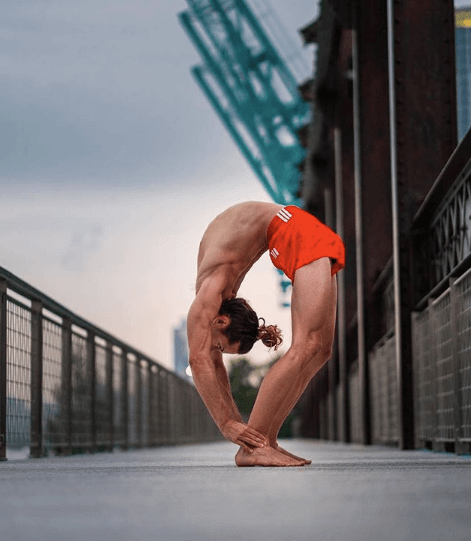 Sapevi che esiste uno yoga tutto al maschile? - Schermata 2018 12 20 alle 10.41.10 - Gay.it