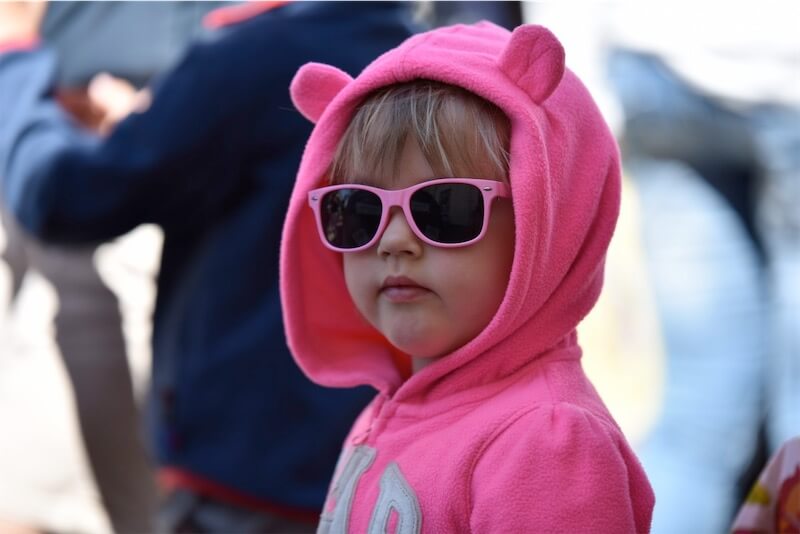 “Meglio sporco di pipì che vestito di rosa”, mamma si lamenta con le maestre che hanno cambiato il figlio