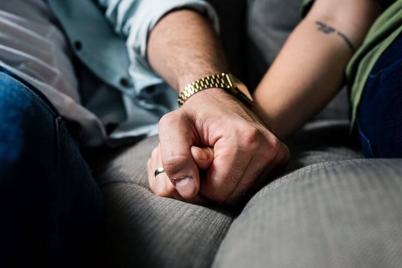 Rimini, picchia l’amante gay perché convinto che lo tradisca con sua moglie