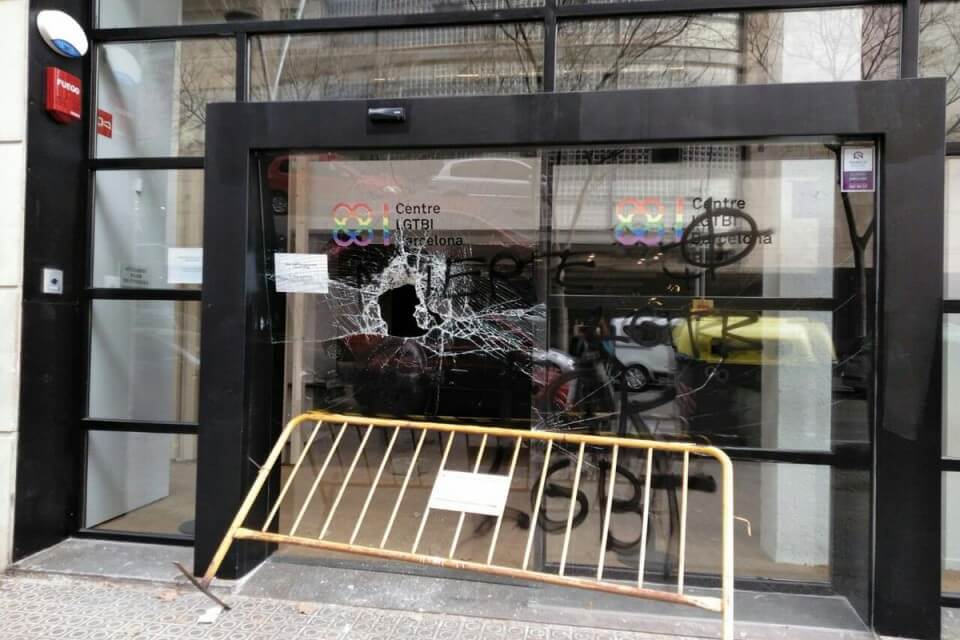 Barcellona, centro LGBT vandalizzato 8 giorni dopo l’apertura