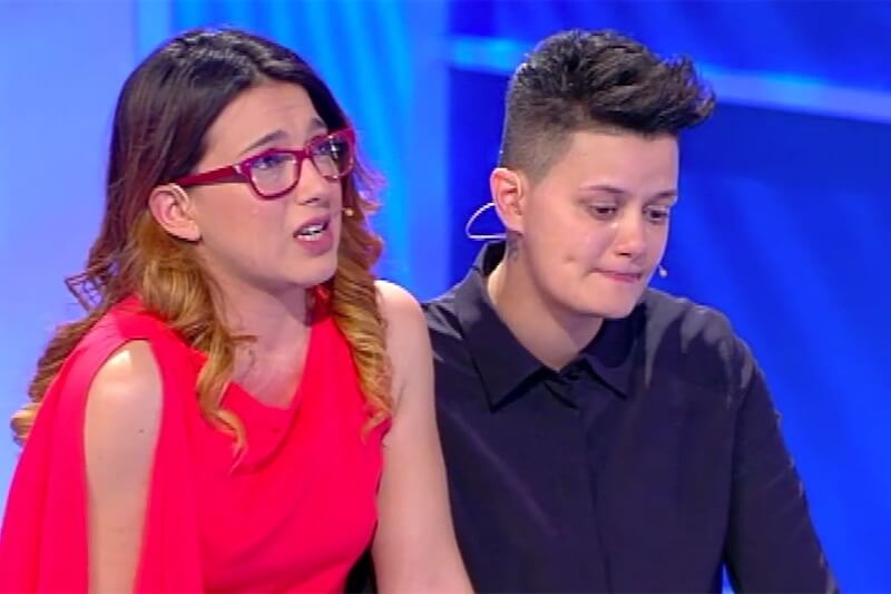C’è posta per Te, sabato sera la storia di una coppia di donne rifiutata dalla famiglia – video