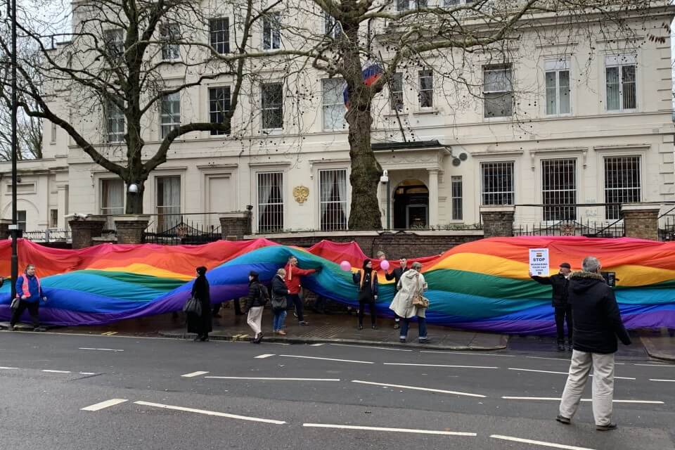 Cecenia, ambasciata russa di Londra avvolta da una bandiera arcobaleno