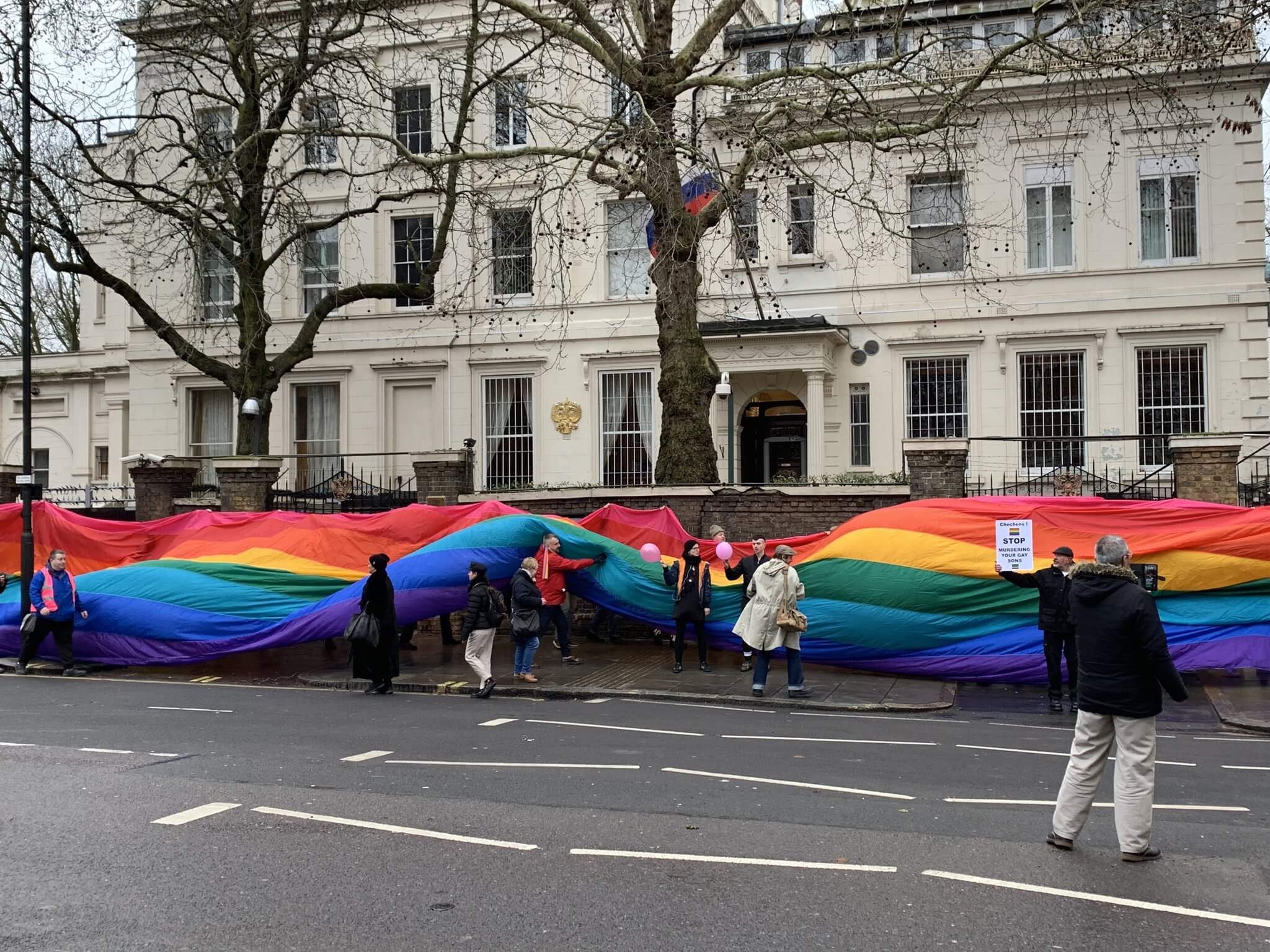 Cecenia, ambasciata russa di Londra avvolta da una bandiera arcobaleno