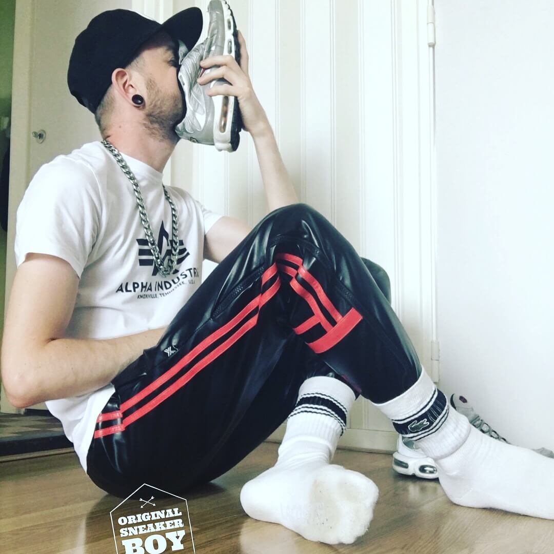 Sniffatori di sneakers: il sogno proibito di quando lo sport diventa sexy - IMG 7661 - Gay.it