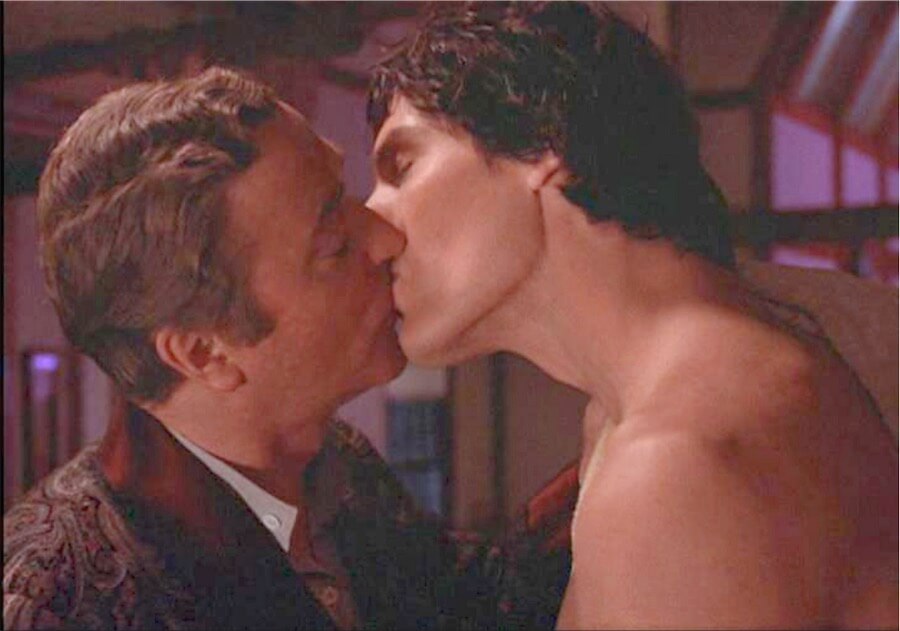 Michael Caine e il bacio gay