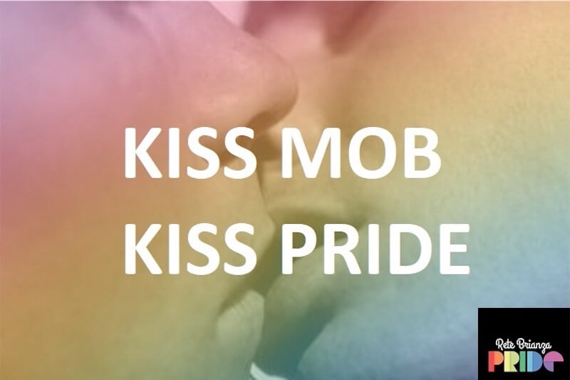 Monza, folla in piazza per il Kiss Day contro il bar omofobo – VIDEO
