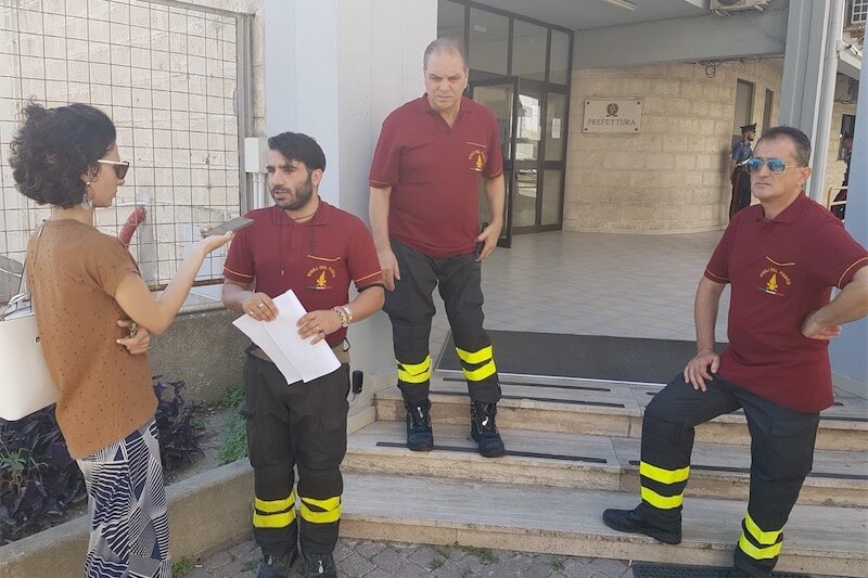 Pompieri calabresi al fianco di Alessia, trans deportata: ‘E’ una di noi, quello che le hanno fatto è pessimo ed inaccettabile’