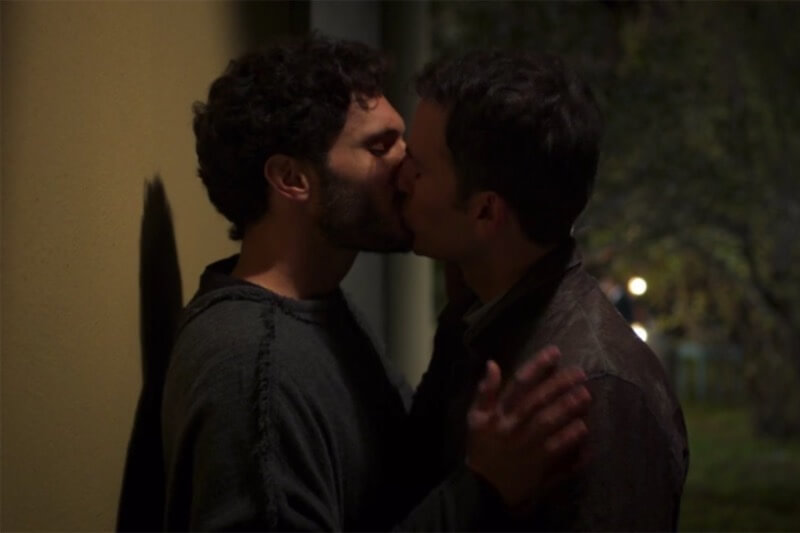 Wine to Love boom dopo le polemiche sul bacio gay, ma Adinolfi non ci sta e rilancia