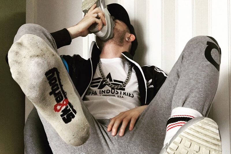Sniffatori di sneakers: il sogno proibito di quando lo sport diventa sexy