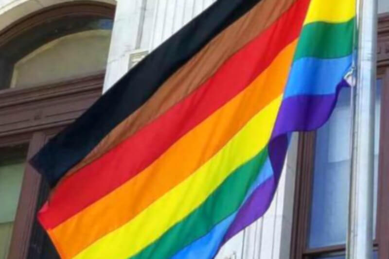 Il Manchester Pride cambia la bandiera rainbow: arrivano anche il nero e il marrone
