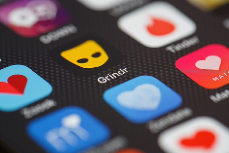 Dopo la rottura, si finge l’ex su Grindr e in un anno gli invia a casa circa 1000 ragazzi