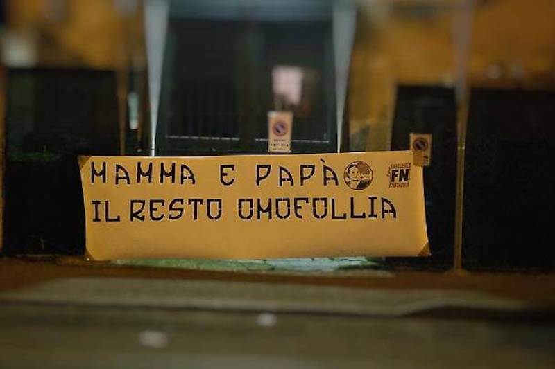 Forza Nuova contro il sindaco Pizzarotti: “Mamma e Papà, il resto omofollia”