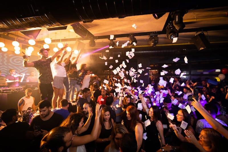 Grosseto, il buttafuori caccia due ragazzi gay per un bacio