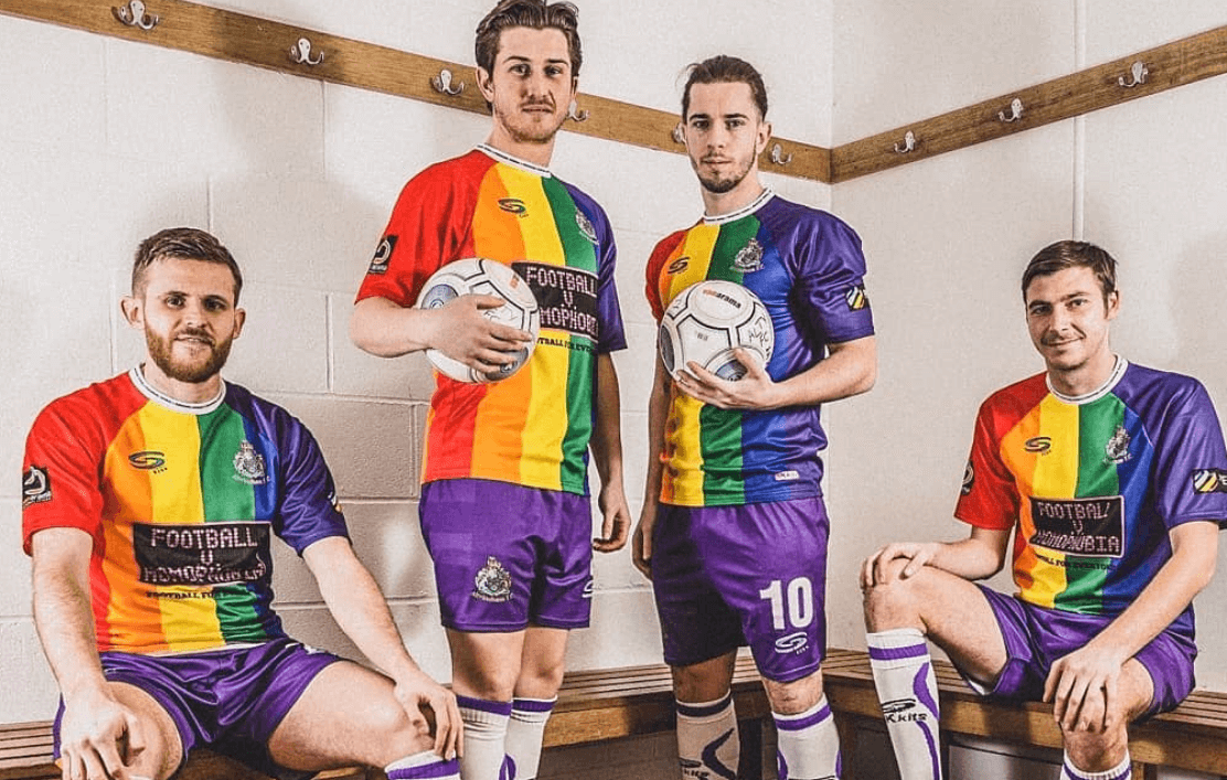 Altrincham, la squadra di Manchester scesa in campo con i colori arcobaleno per dire basta all’omofobia