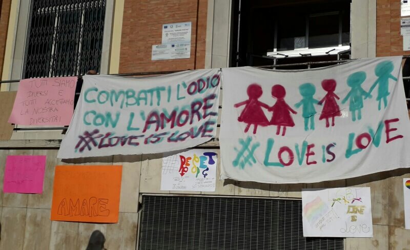 "#SiamoTuttiFr*ci", a Brindisi gli studenti dicono basta all'omofobia con decine di striscioni - Brindisi - Gay.it