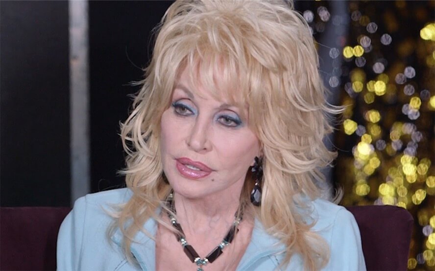 Dolly Parton smentisce i rumor: 'non mi interessa se dicono che sia lesbica, ma non lo sono' - Dolly Parton - Gay.it