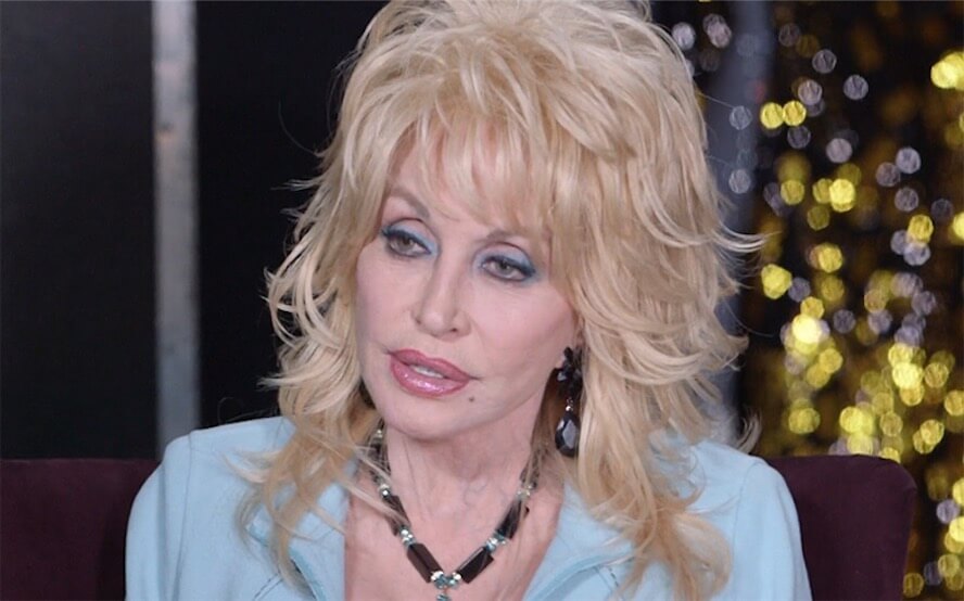 Dolly Parton smentisce i rumor: ‘non mi interessa se dicono che sia lesbica, ma non lo sono’