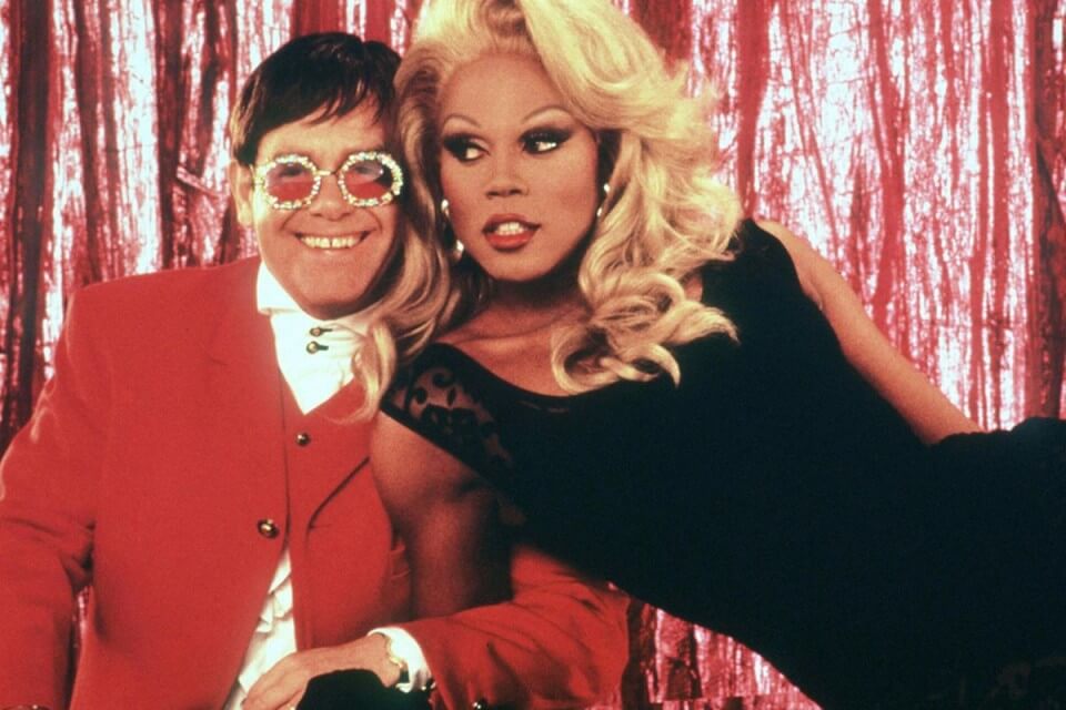 Sanremo: le esibizioni cult degli ospiti che hanno segnato la storia del Festival - Elton John e RuPaul - Gay.it