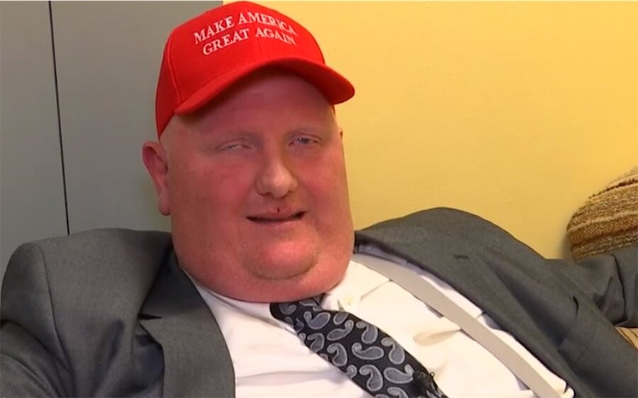 ‘I gay sono terroristi paragonabili al Ku Klux Klan’: L’ultima follia del repubblicano Eric Porterfield