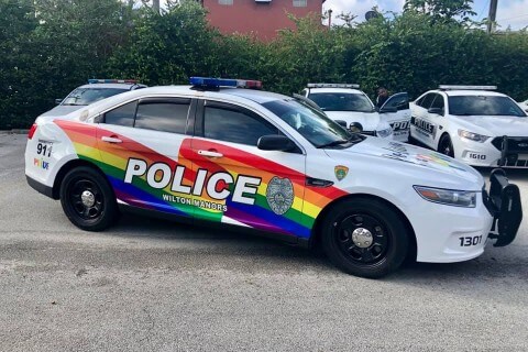 Florida, arrivano le auto della polizia color arcobaleno - Florida arrivano le auto della polizia color arcobaleno - Gay.it
