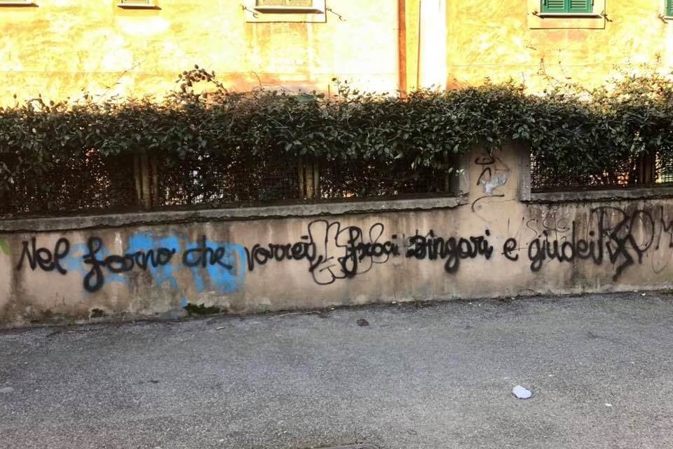 Roma, ancora scritte omofobe: ‘gay, ebrei e zingari nei forni’