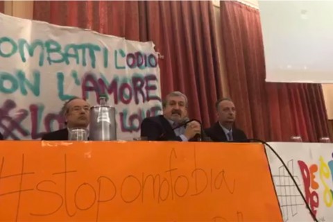 Puglia, il presidente Emiliano in lacrime nella scuola che ha reagito all'omofobia: 'siete l'orgoglio dell'Italia' - VIDEO - Puglia il presidente Emiliano in lacrime - Gay.it
