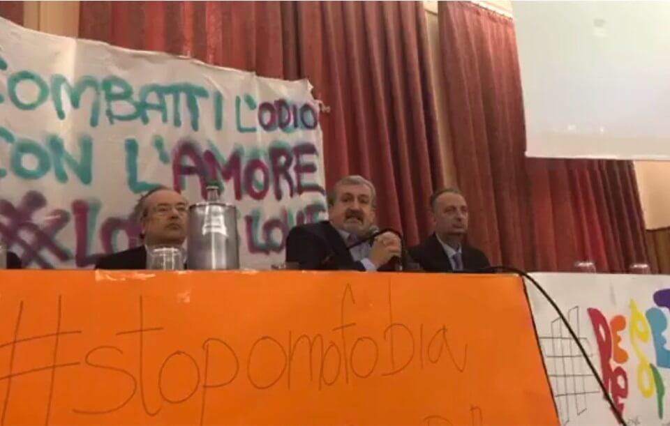 Puglia, il presidente Emiliano in lacrime nella scuola che ha reagito all’omofobia: ‘siete l’orgoglio dell’Italia’ – VIDEO