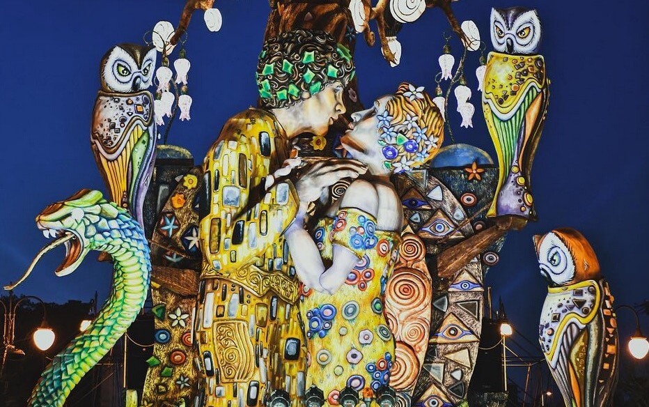 Putignano, al Carnevale il Bacio di Gustav Klimt è tra due uomini - il video - Putignano al Carnevale il Bacio di Gustav Klimt tra due uomini - Gay.it