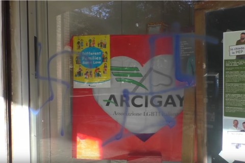 Ravenna, svastiche sulla facciata della sede Arcigay - Ravenna svastiche sulla sede Arcigay - Gay.it