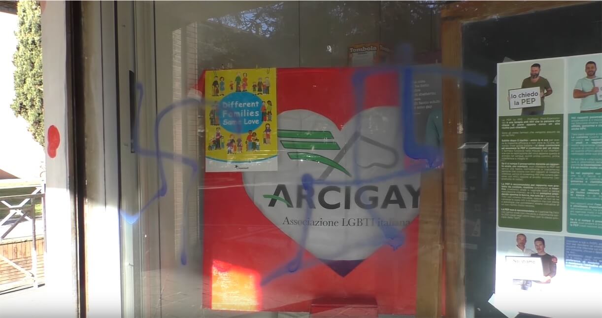 Ravenna, svastiche sulla facciata della sede Arcigay