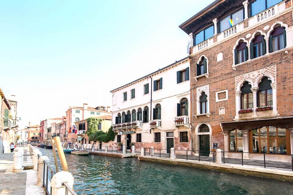 Axel Hotels approda a Venezia: ecco l’hotel etero-friendly