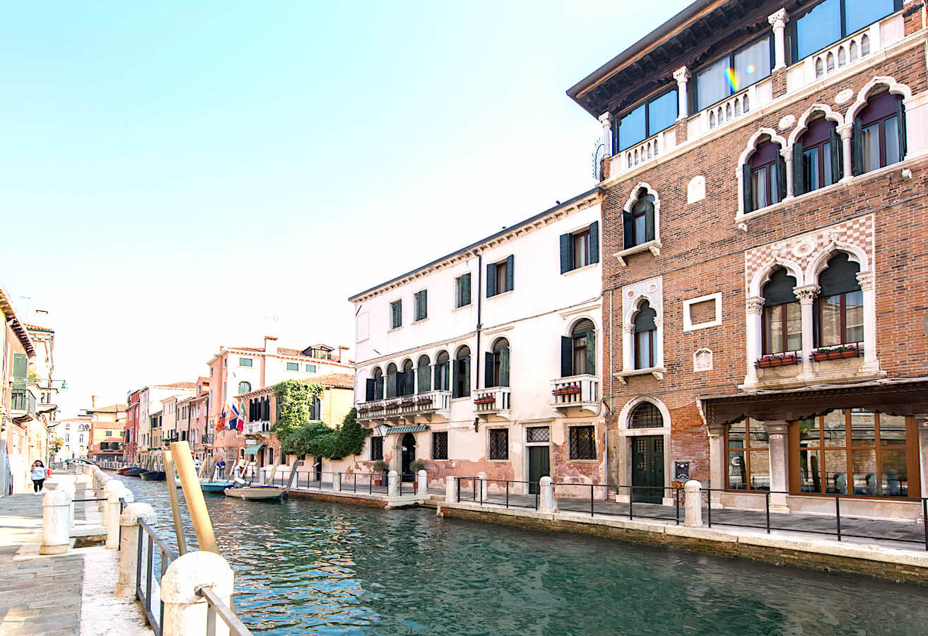 Axel Hotels approda a Venezia: ecco l’hotel etero-friendly