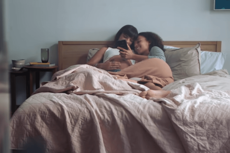 Samsung, coppia di future mamme con gravidanza nel nuovo spot