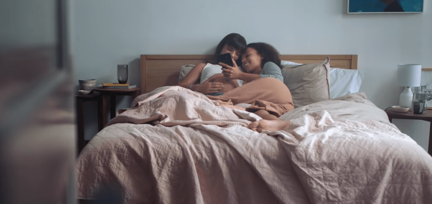 Samsung, coppia di future mamme con gravidanza nel nuovo spot