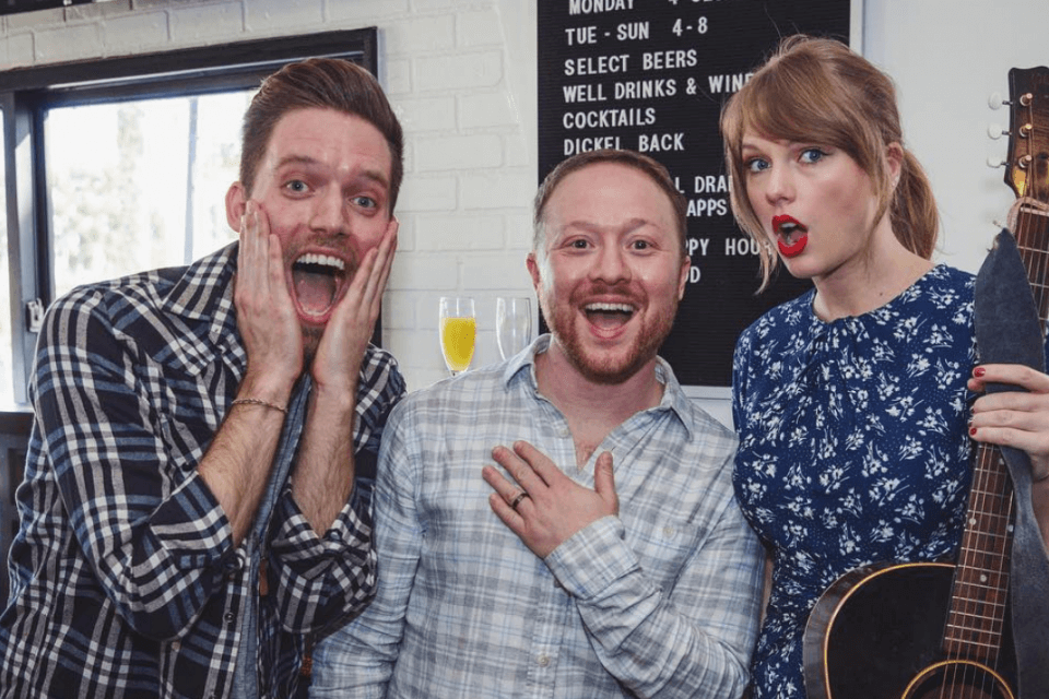 Taylor Swift, super sopresa ad una coppia gay durante la festa di fidanzamento – il video