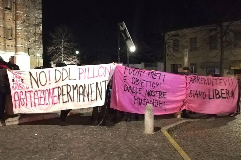 Brescia, i sostenitori della famiglia tradizionale a convegno. Attivisti pro-LGBT bloccati dalla Polizia e insultati dai presenti