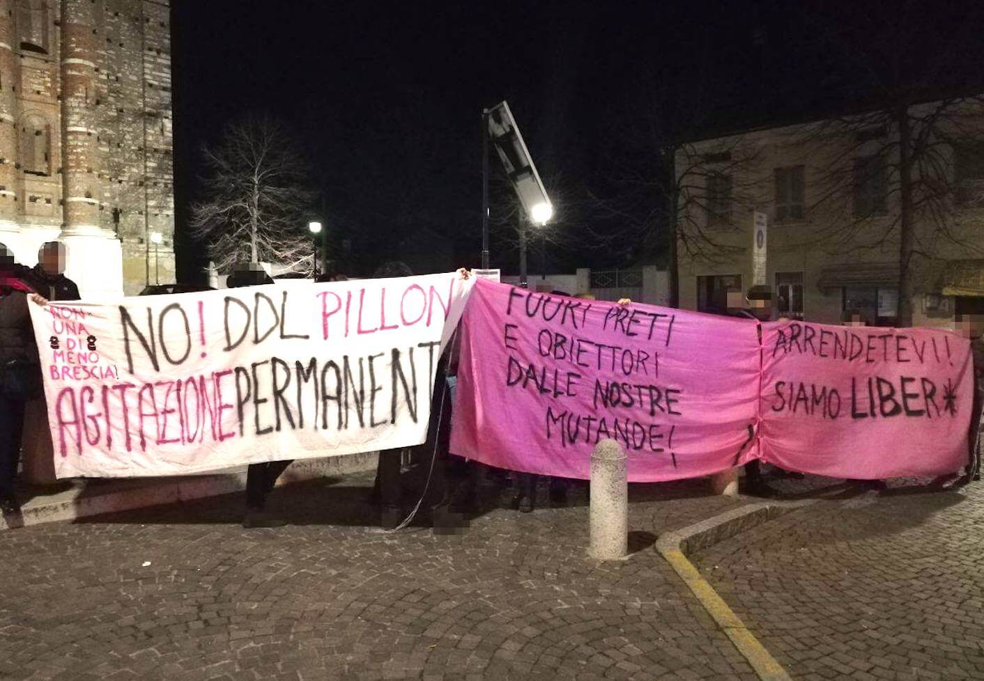 Brescia, i sostenitori della famiglia tradizionale a convegno. Attivisti pro-LGBT bloccati dalla Polizia e insultati dai presenti