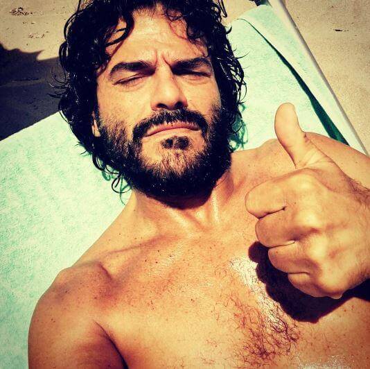 Bacio tra Francesco Renga e Kekko Silvestre a Sanremo 2025: la “censura” della Rai e il motivo del gesto - francesco renga sexy sanremo 20191 - Gay.it