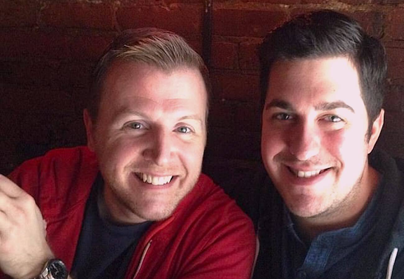 Studenti si presentano a sorpresa al matrimonio del loro insegnante gay e cantano ‘All you need is Love’